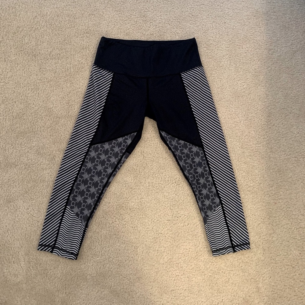 Orangetheory Fitness black & white Capri leggings